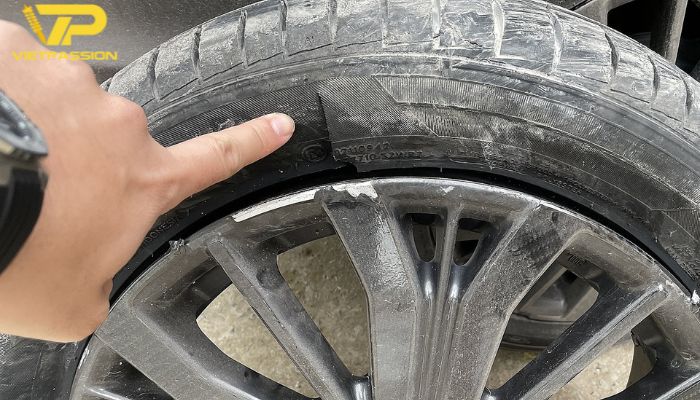 Thành lốp xe ô tô bị mỏng