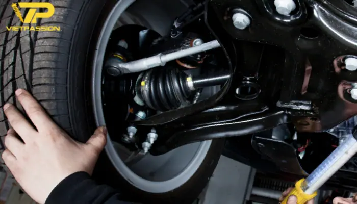 Dùng tay kiểm tra giảm xóc ô tô Dùng tay kiểm tra giảm xóc ô tô