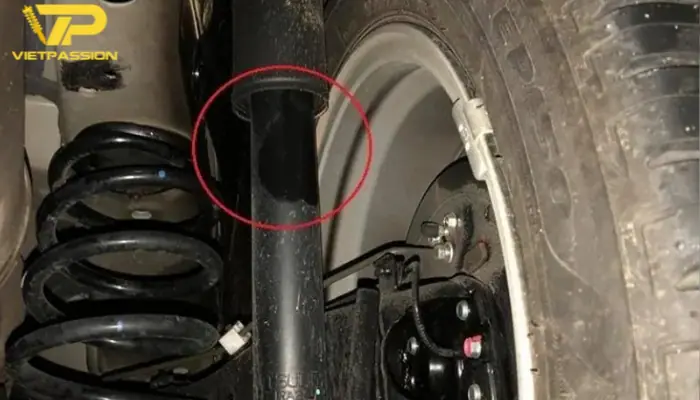 Dấu hiệu giảm xóc bị rỉ dầu khi đi qua những đường có ổ gà