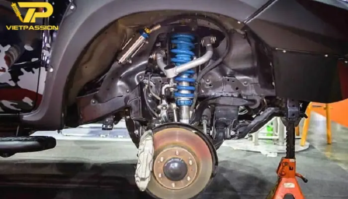 Kiểm tra phần dầu thủy lực hệ thống treo ô tô có bị rò rỉ hay không Nhìn trực tiếp phuộc xe bằng mắt