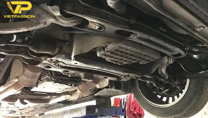 Các biểu hiện bất thường cảnh báo cần bảo dưỡng gầm xe ô tô kịp thời Những dấu hiệu nên bảo dưỡng gầm xe ô tô