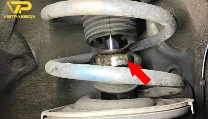 Rò rỉ dầu trong hệ thống giảm xóc có thể gây ảnh hưởng nghiêm trọng đến hiệu suất của tăm bông Rò rỉ dầu
