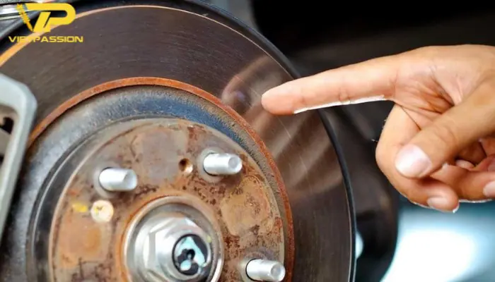 Hệ thống phanh xe bị rỉ sét, cong vênh dẫn dến hiện tượng rung lắc ô tô Hệ thống phanh xe ô tô