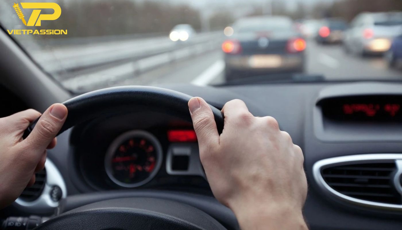 Kinh nghiệm lái xe ô tô đường dài – Điều chỉnh tay lái và giữ khoảng cách phù hợp Điều chỉnh hành vi lái xe phù hợp