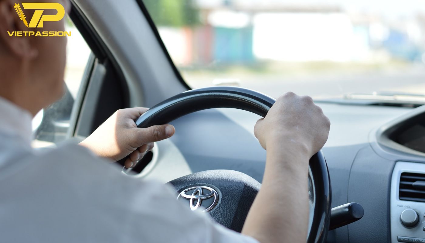 ngồi lái xe bị đau lưng do ngồi lâu ở một tư thế